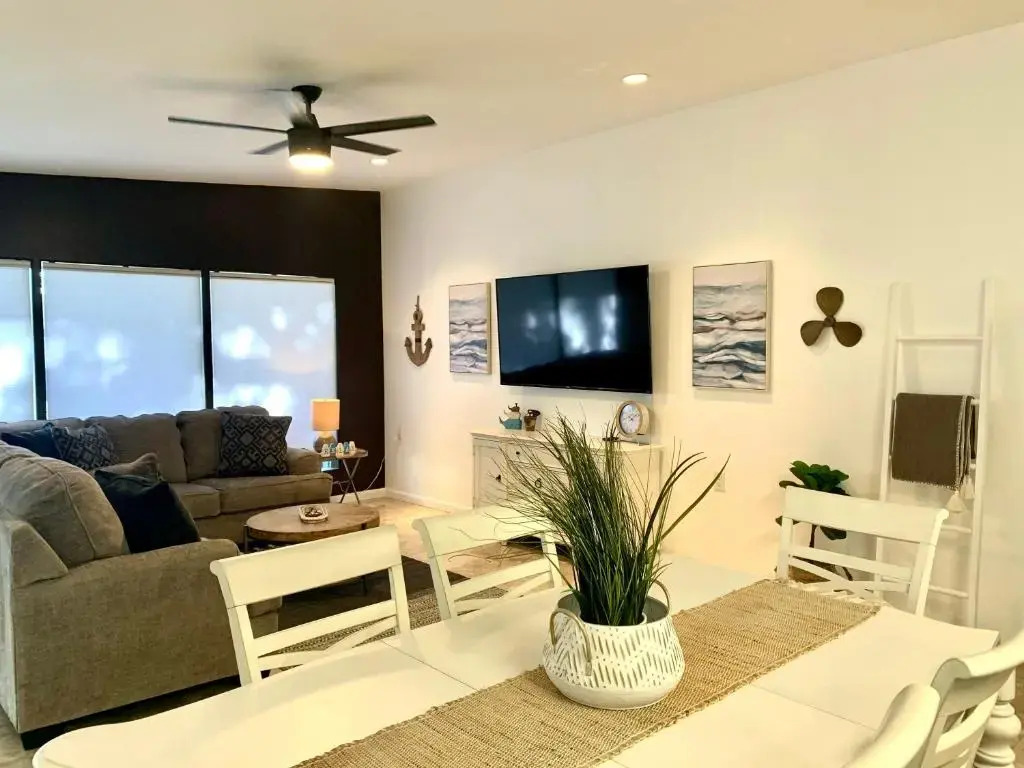 Pool, Hot tub, Close to Beaches, Shopping, More!