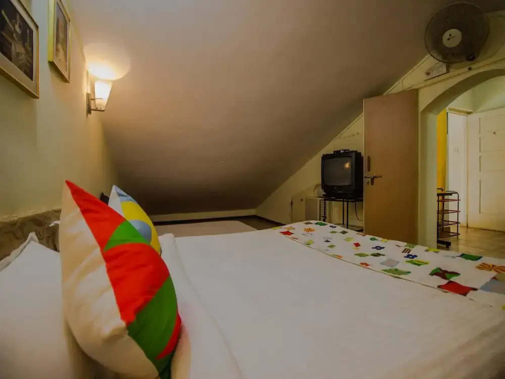 OYO 14340 Home Attic 1BHK Miramar Beach