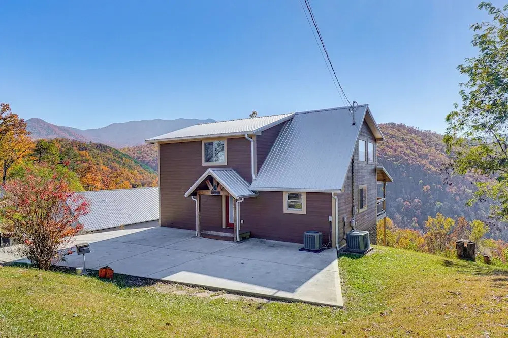 2 Mi to Downtown Gatlinburg: Cabin w/ Game Room