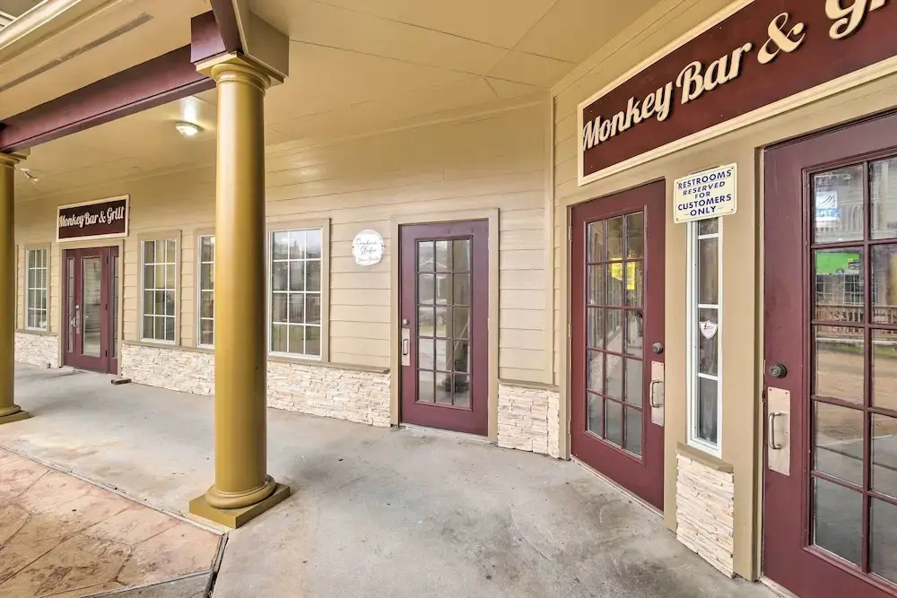 Apt w/ Balconies - Steps to Kemah Boardwalk!