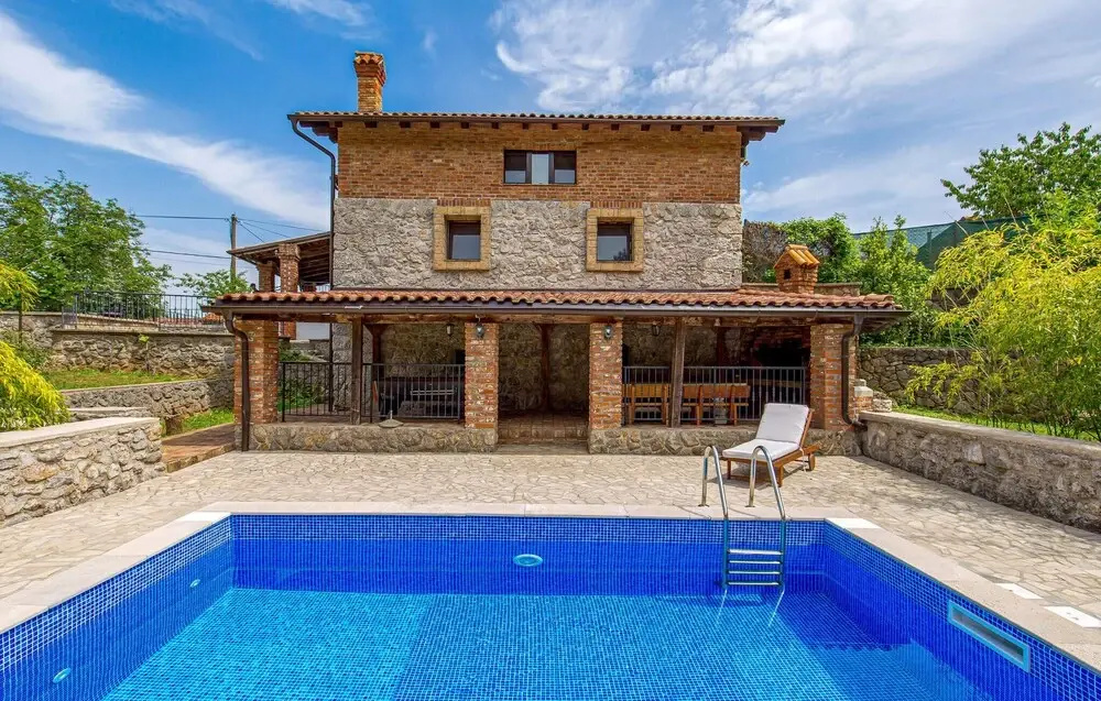 Beautiful Home in Icici With Wifi, 5 Bedrooms and Outdoor Swimming Pool