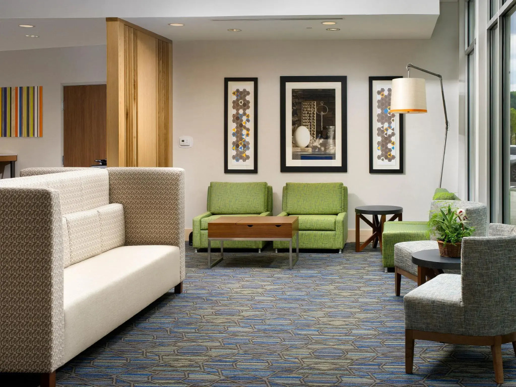 Holiday Inn Express & Suites Altoona by IHG