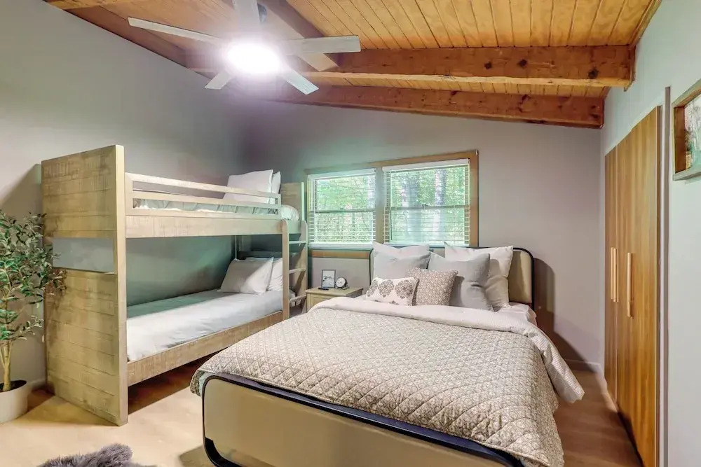 3 Mi to Dtwn: Mtn-view Cabin in Gatlinburg!