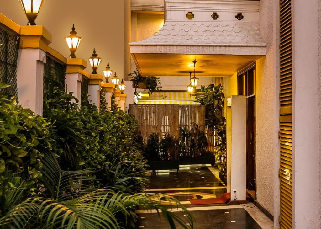 Home@F37 Kailash Colony Metro