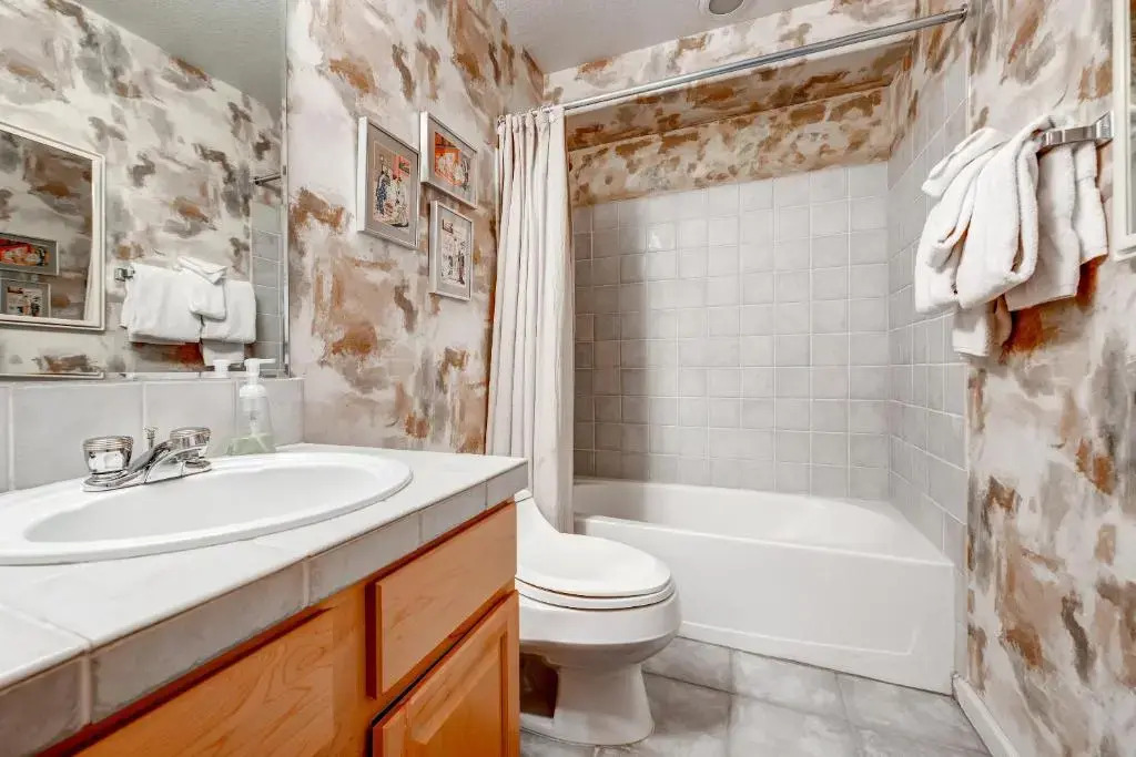Three-Bedroom Spacious Condo 206 at Bay Club