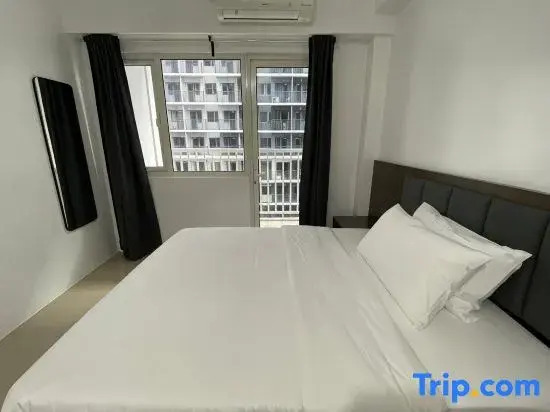 Shore - Spacious Room with Balcony 52D