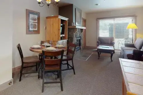 Red Hawk Lodge 2200
