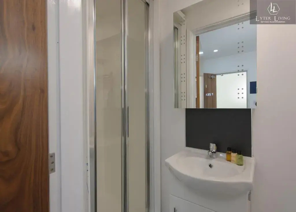 Studio Apartments by Lyter Living Desks & Wifi - Monthly Stays Available