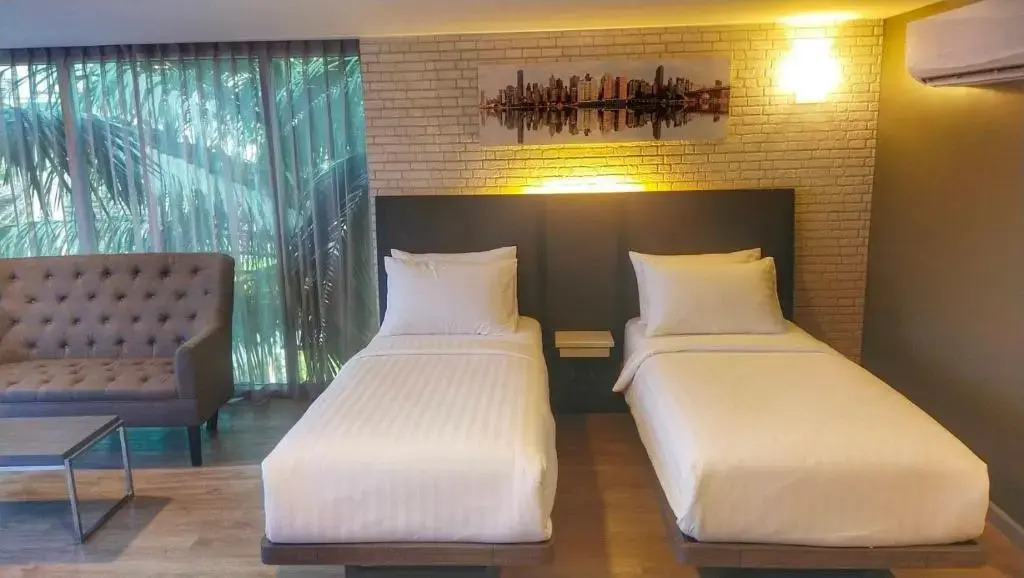 BB Glass House Pattanakrn บีบี กลาสเฮ้าส์ พัฒนาการ