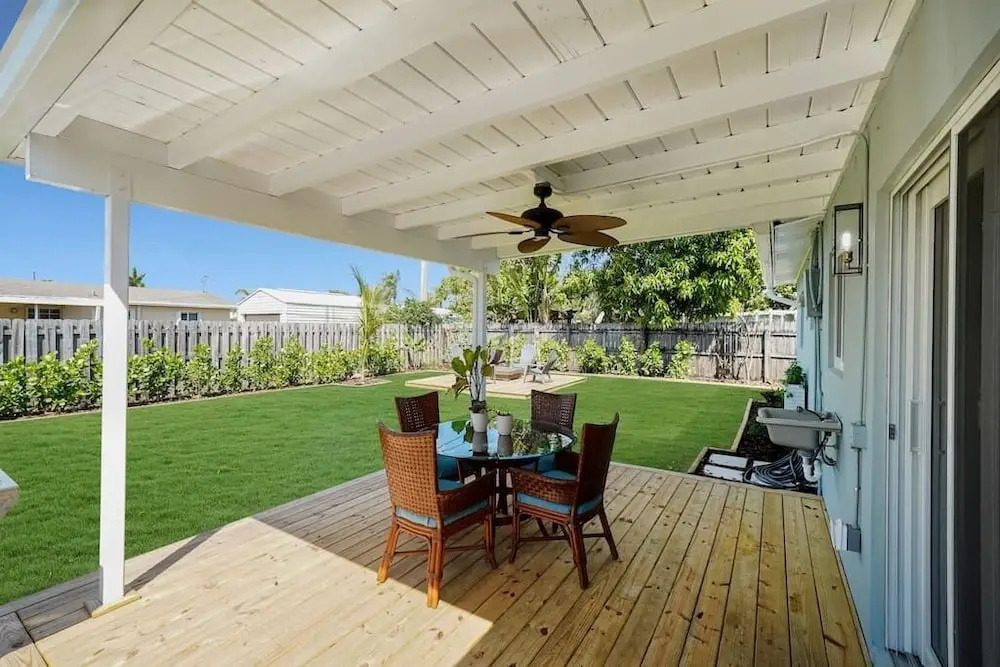 Mid-Century home near beach king bedbig backyard
