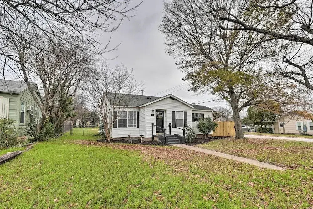 Cozy Temple Cottage w/ Private Backyard!