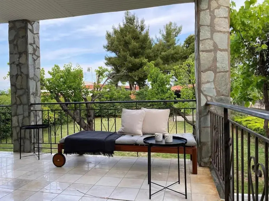 House+garden near the sea