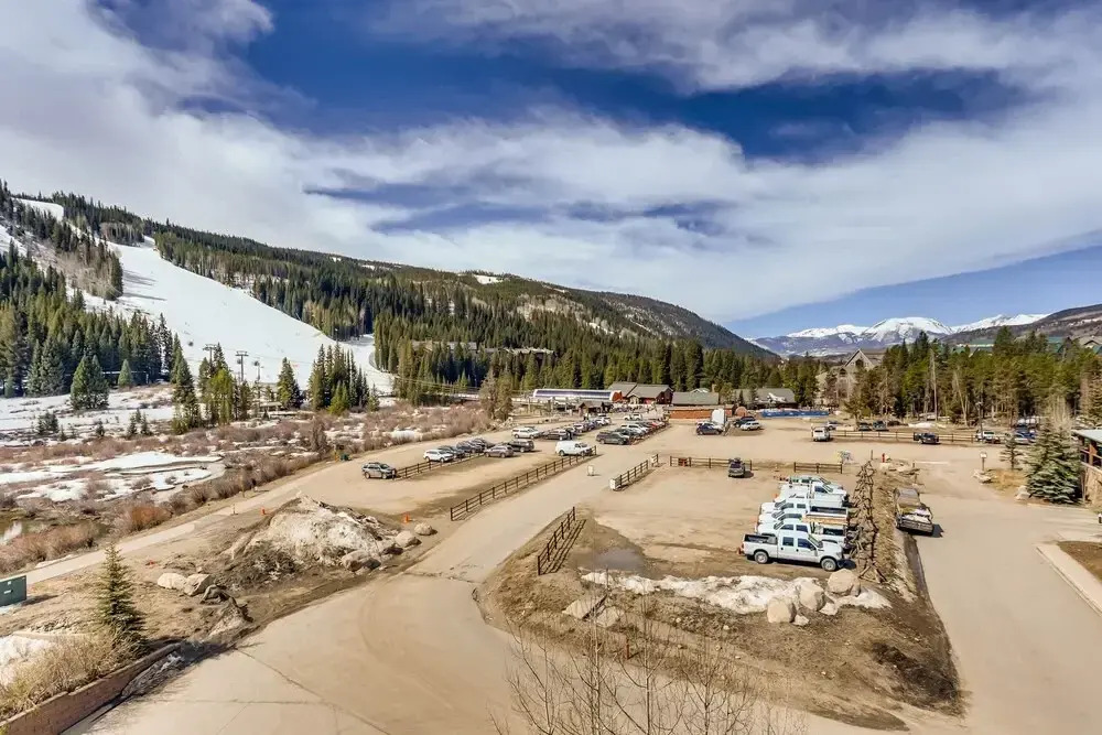 Newly Renovated, 2br Red Hawk Lodge 2301- Kids Ski Free! 2 Bedroom Townhouse by Redawning