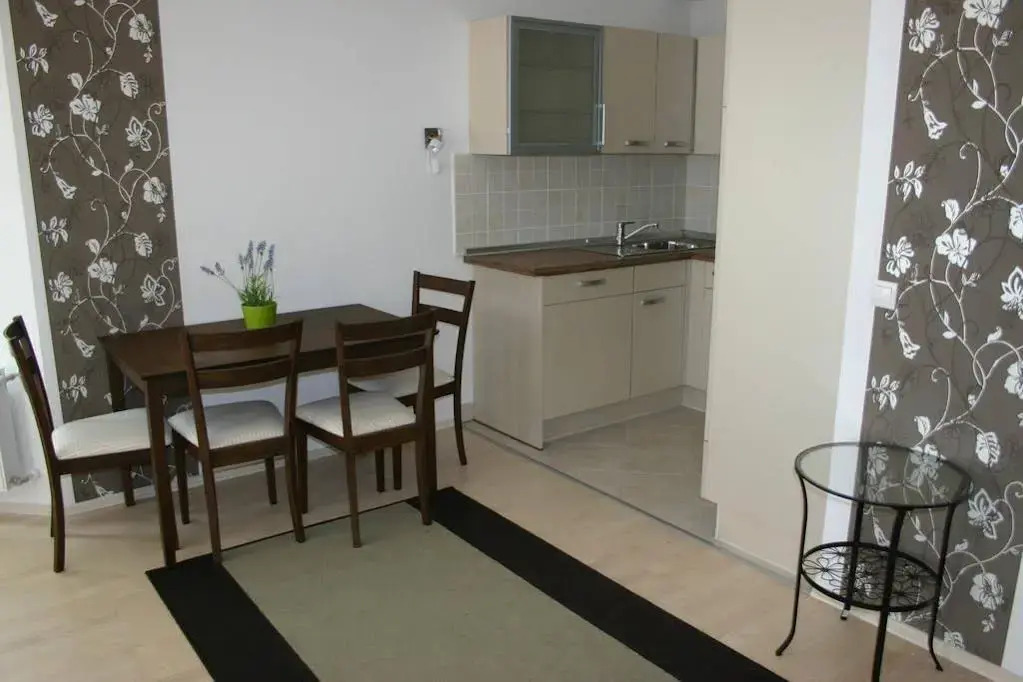 Mr Kings Flat