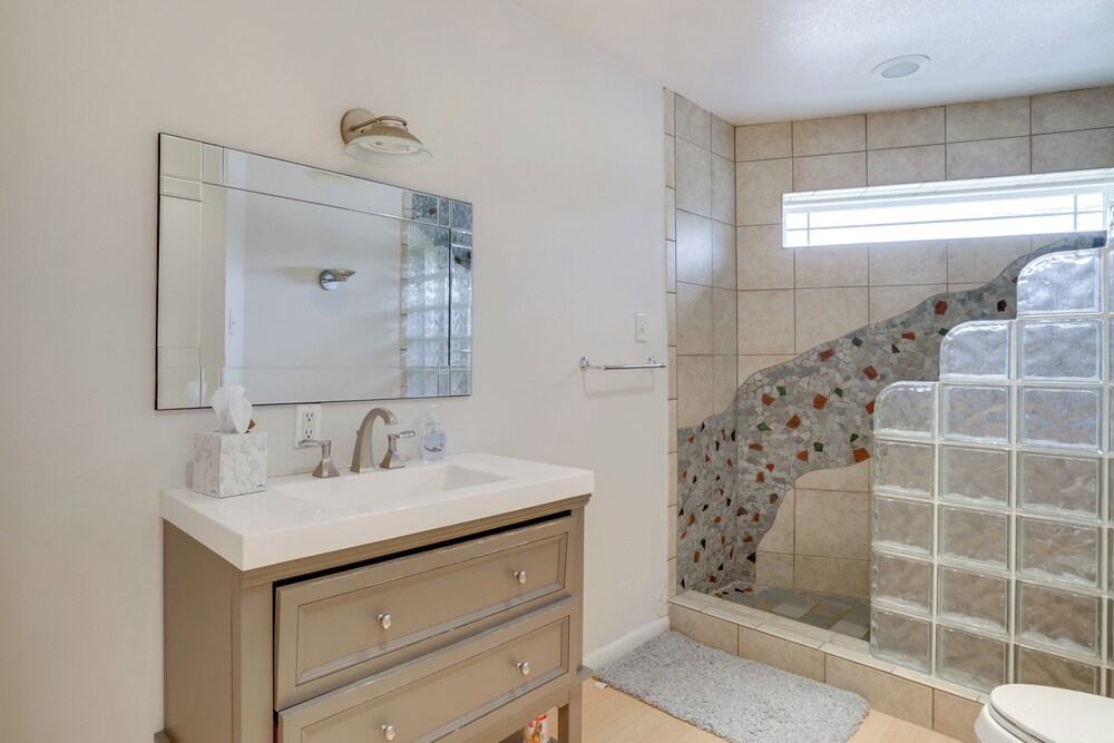 6 Mi to Dtwn Garland: Group Getaway w/ Pool Access