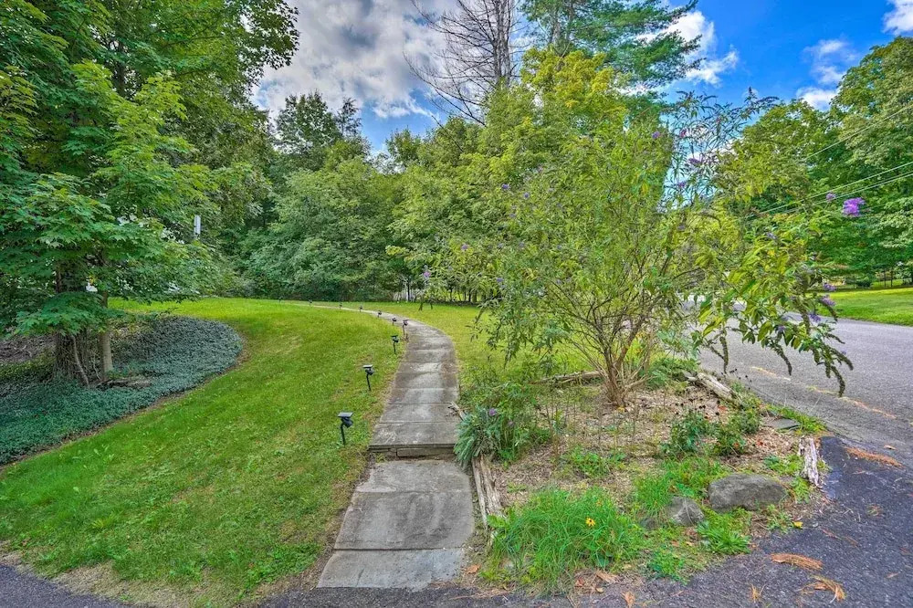 Woodstock Getaway w/ Hot Tub ~ 2 Mi to Dtwn!