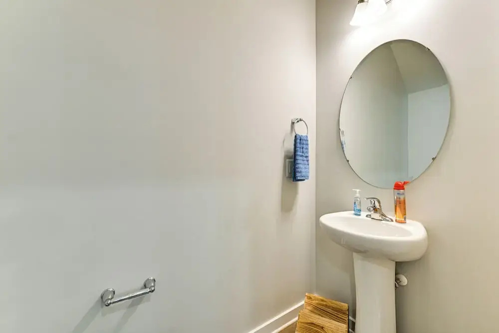 Modern Townhome w/ Yard: 5 Mi to Dtwn Charlotte