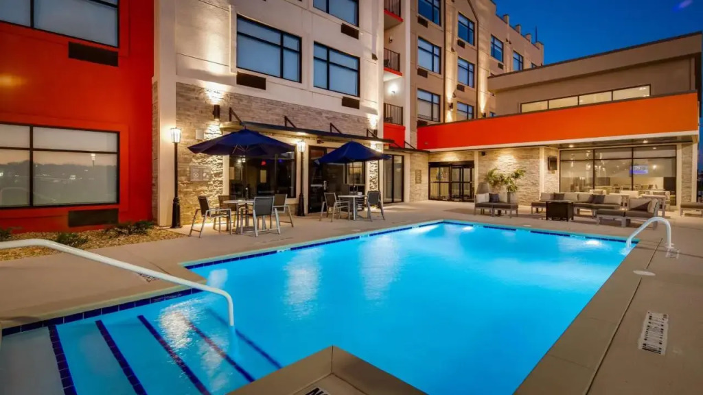 Best Western Plus Executive Residency Rigbys Water World Hotel