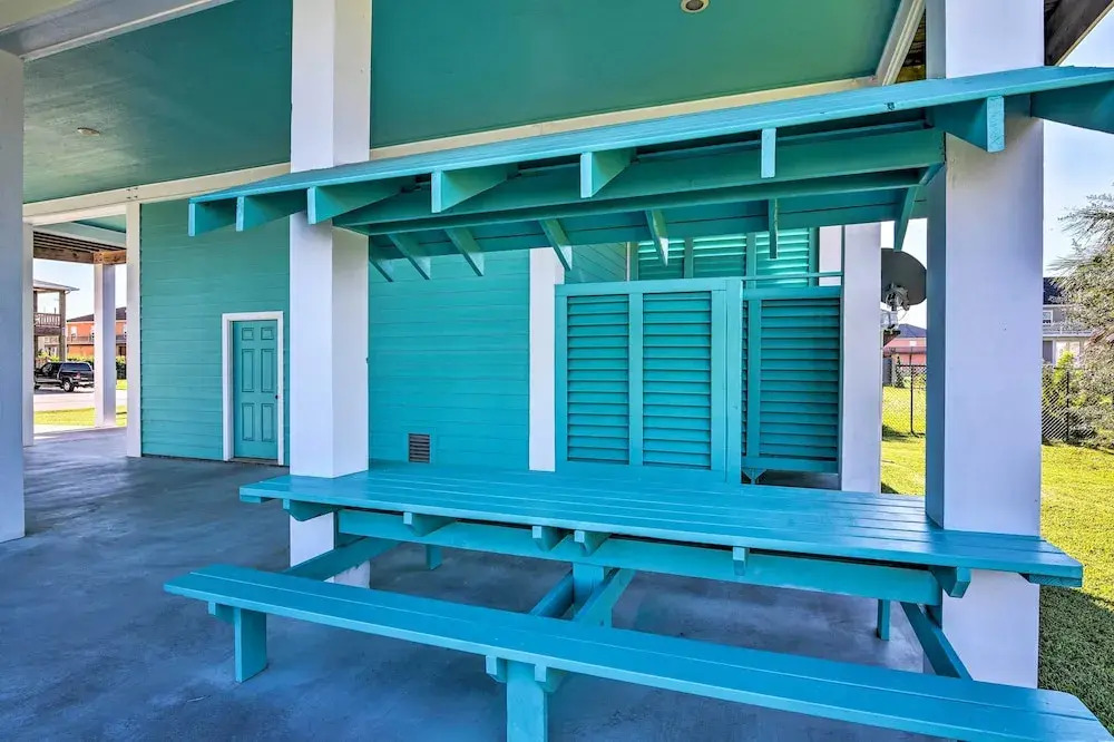 Deck & Fire Pit: Gulf Coast Gem in Crystal Beach!