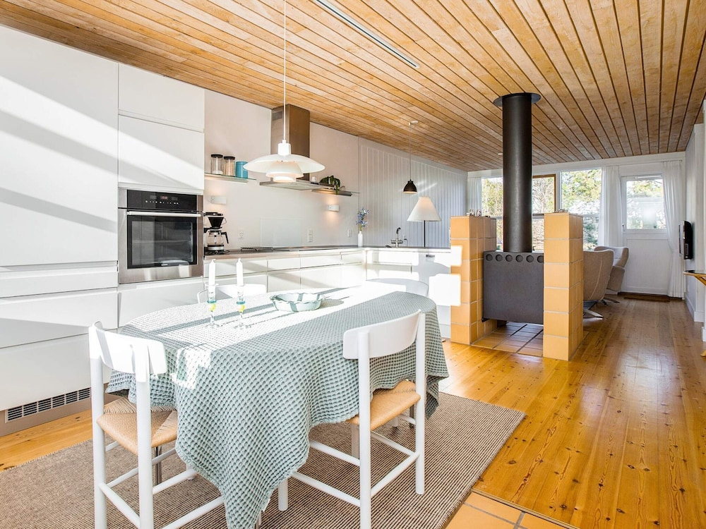 3 Rooms, 1st Row, 2+4 People, 82m2