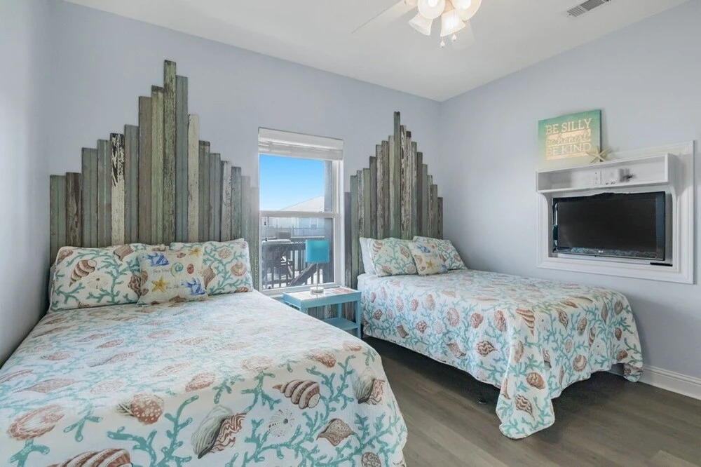 Surf & Seahorse 4 Bedroom Home by RedAwning