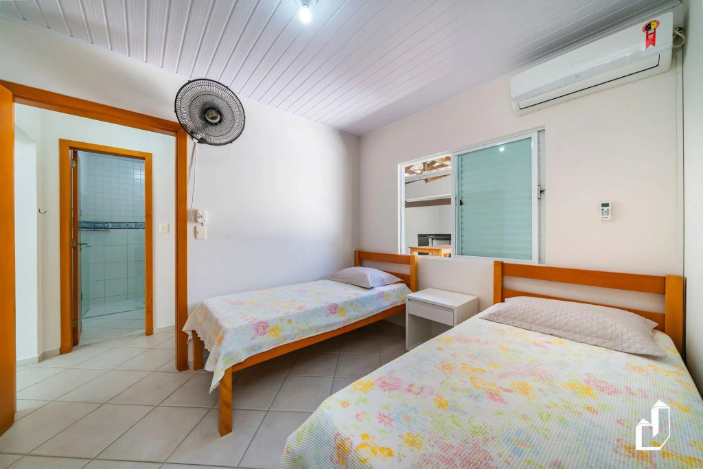 Casa com 05 dormitórios ideal as férias na praia
