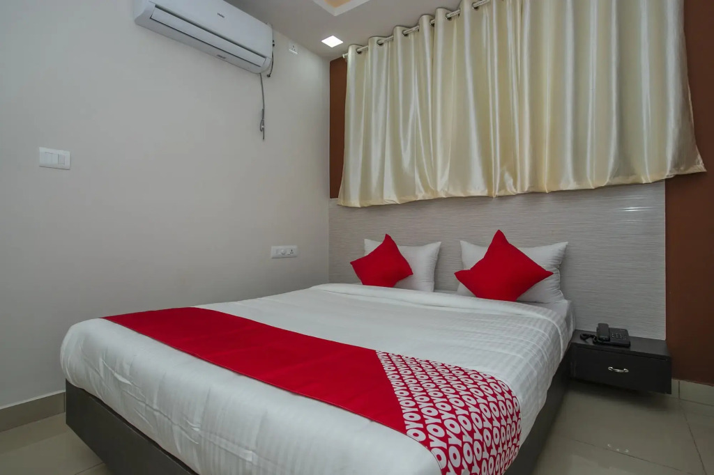 Hotel O Varcity Phi Premium Pavilion ,Above HDFC Bank ,Near Anjaneya Temple Madiwala, Hosur Main r
