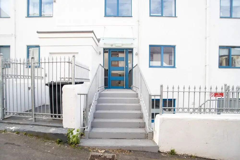 Super Luxe 2 Bed Apartment Torquay - Stunning Harbour View - Near Babbacoombe & Beach.