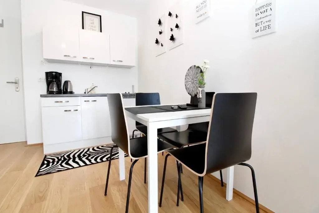Modern Balcony Apartment with Pool close to Lake in "Donaustadt"