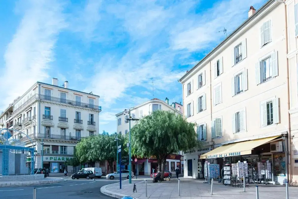 Grand lumineux 2P, à 50 m de la plage, en plein centre ville