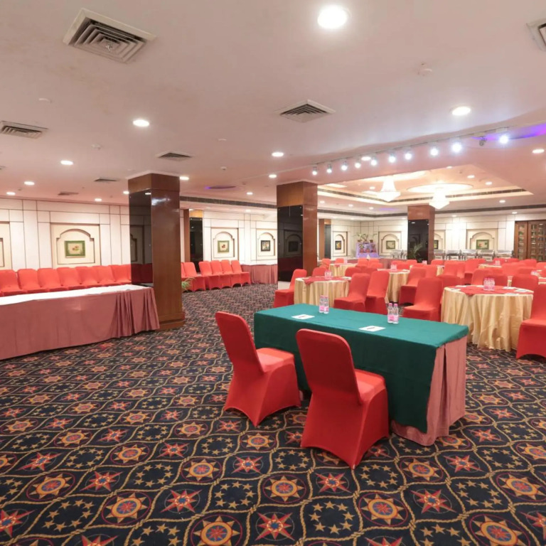 Hotel Meraden Grand
