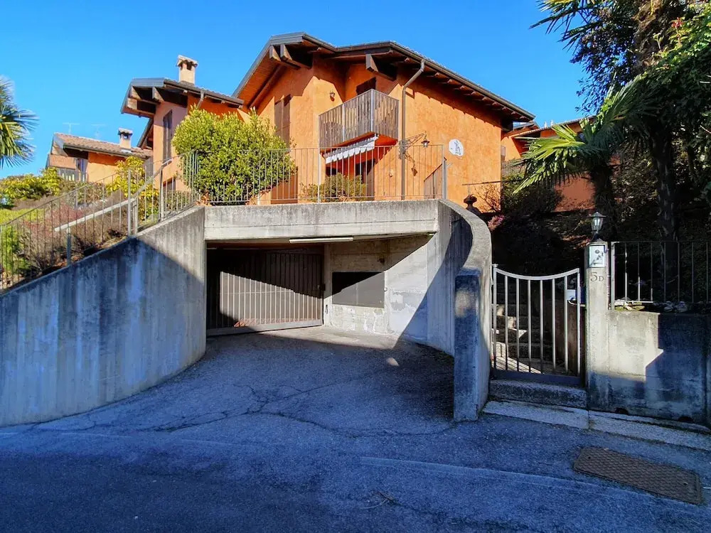 House in Luino with Green Garden and City Views