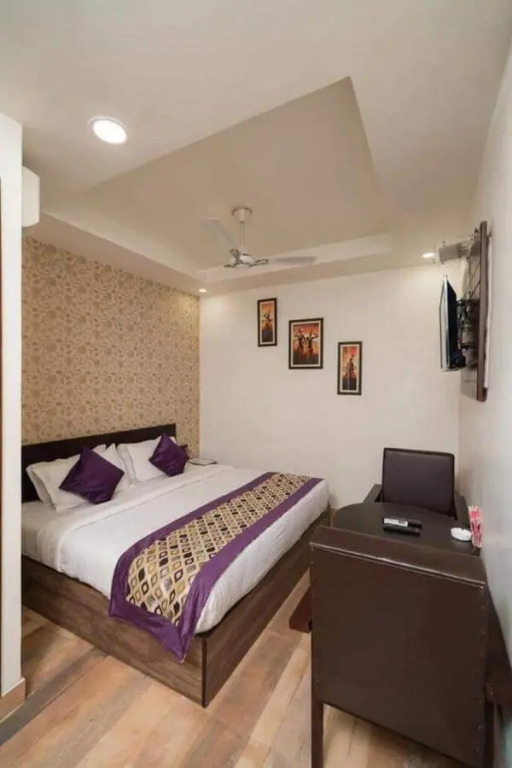 OYO 8961 Hotel RR Palace