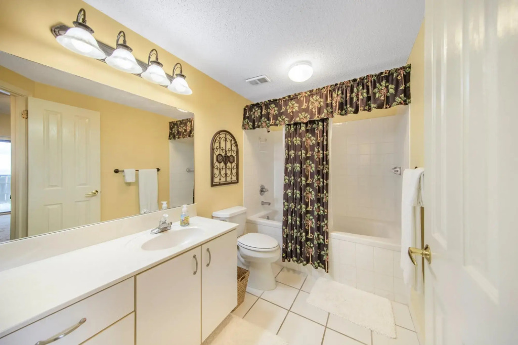 Beachfront condo with wraparound balcony & pools