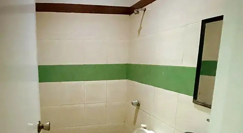 RedDoorz @ Sukitel Budget Hotel Nasugbu