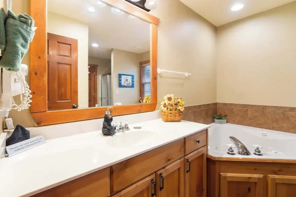 Creekside - 2 BDR Resort Cabin in Epic Location!