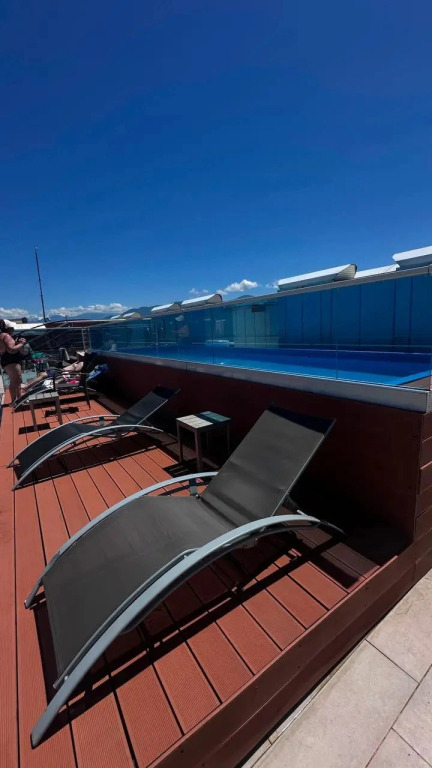 Апартаменты Premium 1st line, free rooftop pool and sea view