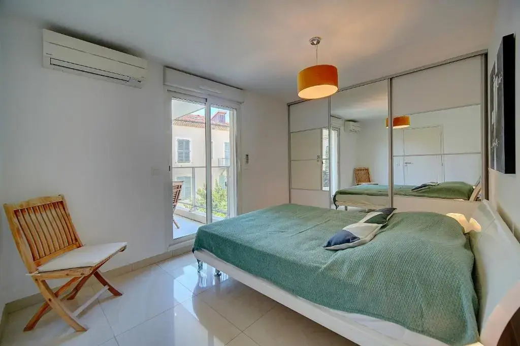 2 PIECES MODERNE AVEC TERRASSE ET PARKING A 3MN DES PLAGES !l- A1B230