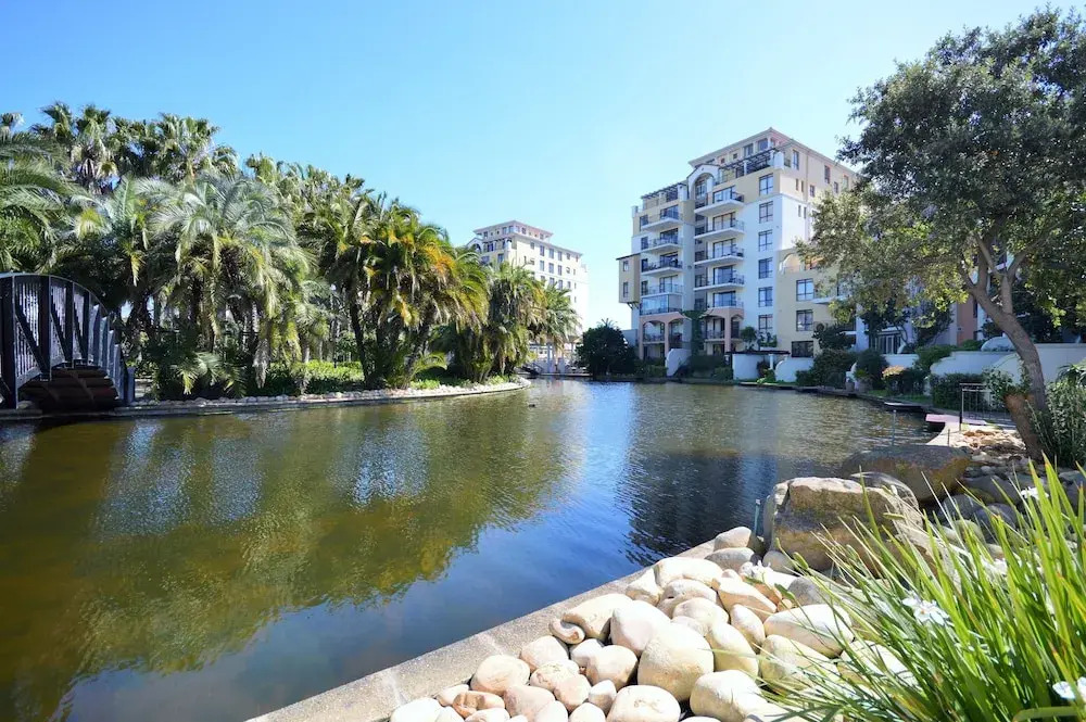 Island Club Hotel & Apartments