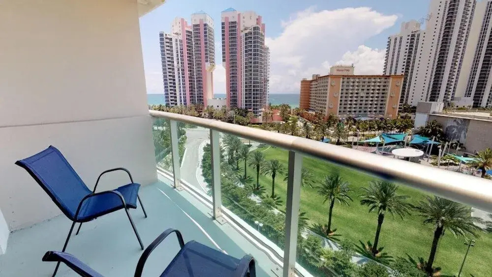 Premium 1 Bedroom +den Ocean View Or925