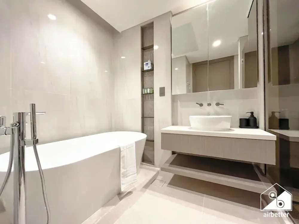 Luxurious 3BR Canal View Apartment Pool + Gym