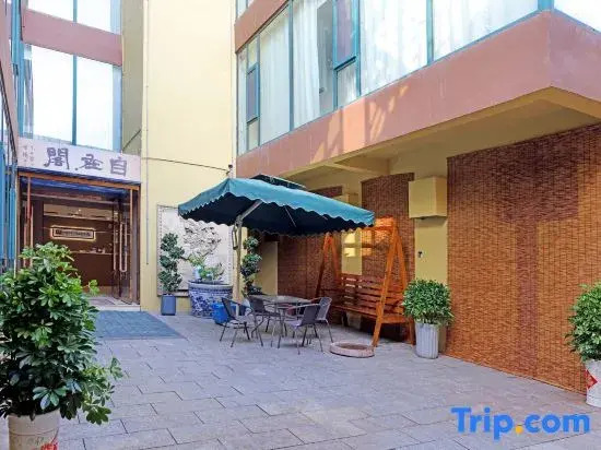 Rujia Huayi Selected Hotel (Fenzhou Market Xiguan Zhengjie Branch)