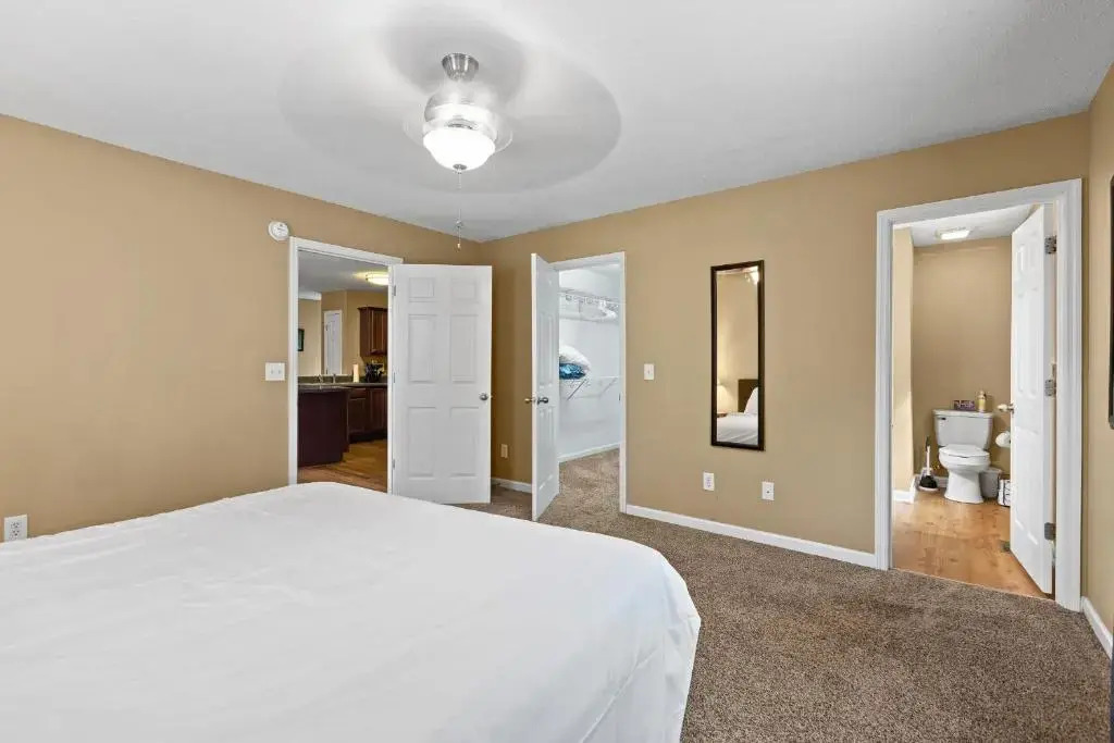 The Elmwood Farmhouse- 10 Mins to Downtown Chattanooga