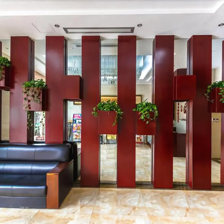 Yijia Baiyun Hotel