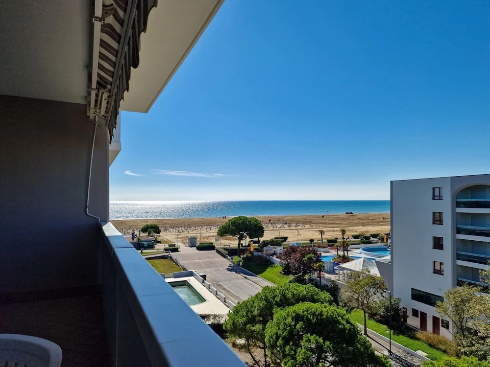 Luminous one Bedroom Flat With Side sea View