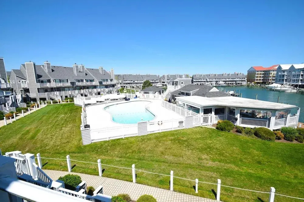 Harbour Island 45g 2 Bedroom Townhouse by RedAwning