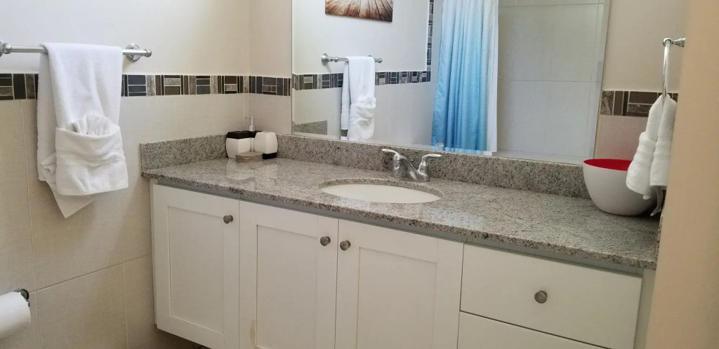 New Kingston Guest Apartment at Eight