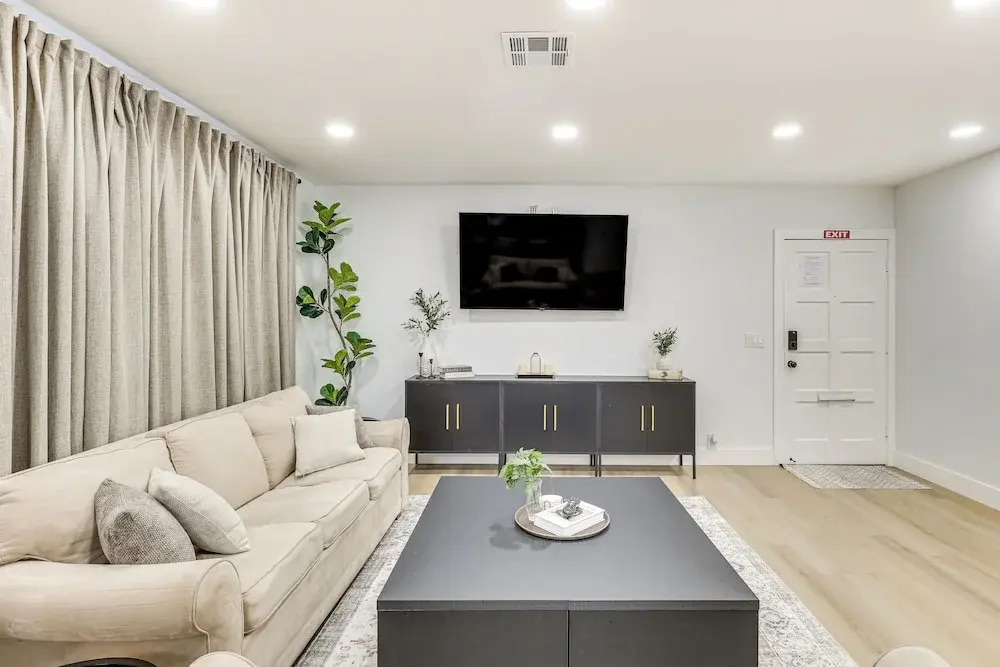 Walk to City Center: Modern Coral Springs Getaway