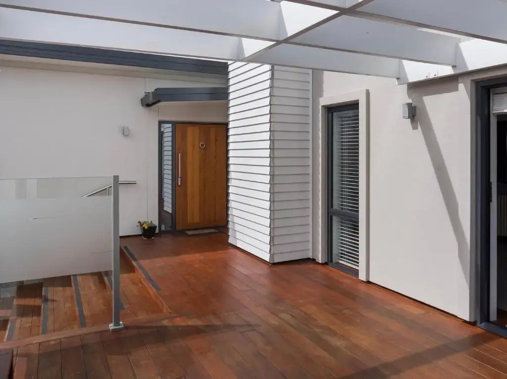 Poolside Retreat - Picton Holiday House Waikawa