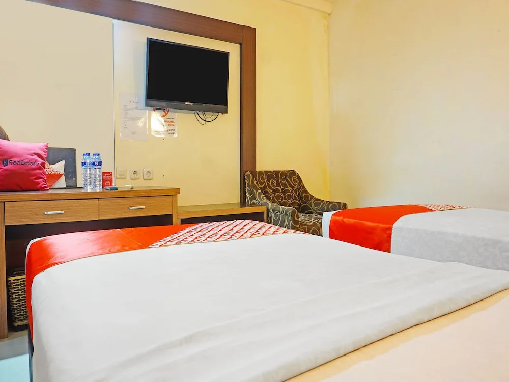 RedDoorz Plus at Grand Populer Hotel Makassar